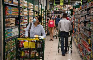 Cuatro medidas económicas tomadas en 2022 para ganarle la carrera a la inflación y sus consecuencias