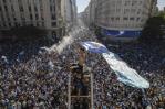 Argentinos tocan el cielo con las manos tras ganar Mundial de Fútbol en Qatar