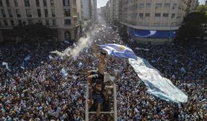 Argentinos tocan el cielo con las manos tras ganar Mundial de Fútbol en Qatar