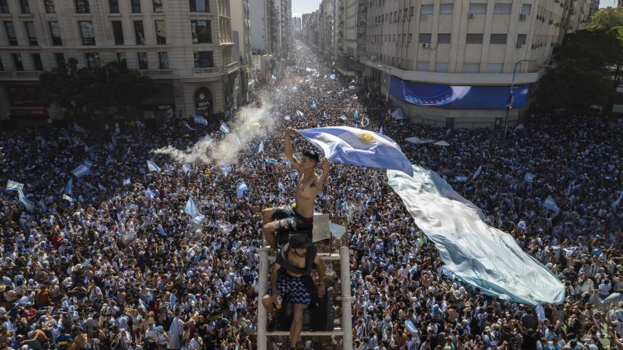 Argentinos tocan el cielo con las manos tras ganar Mundial de Fútbol en Qatar