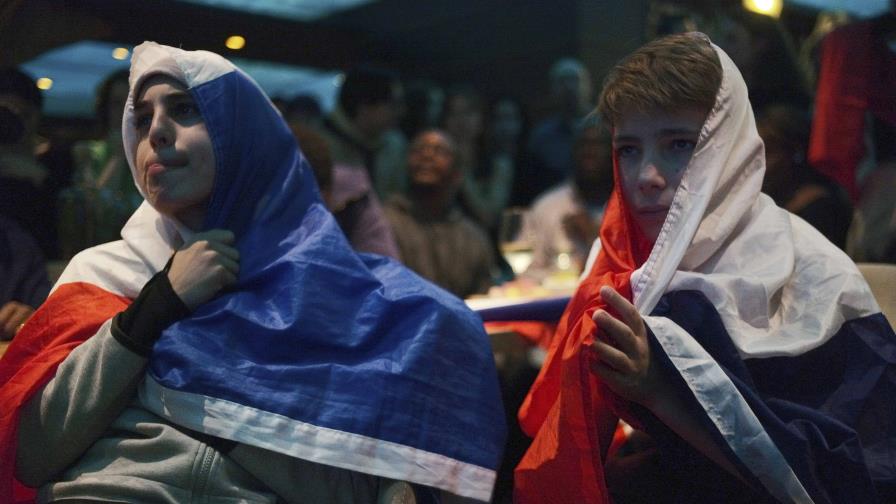 Aficionados confortan a Francia tras derrota en la final