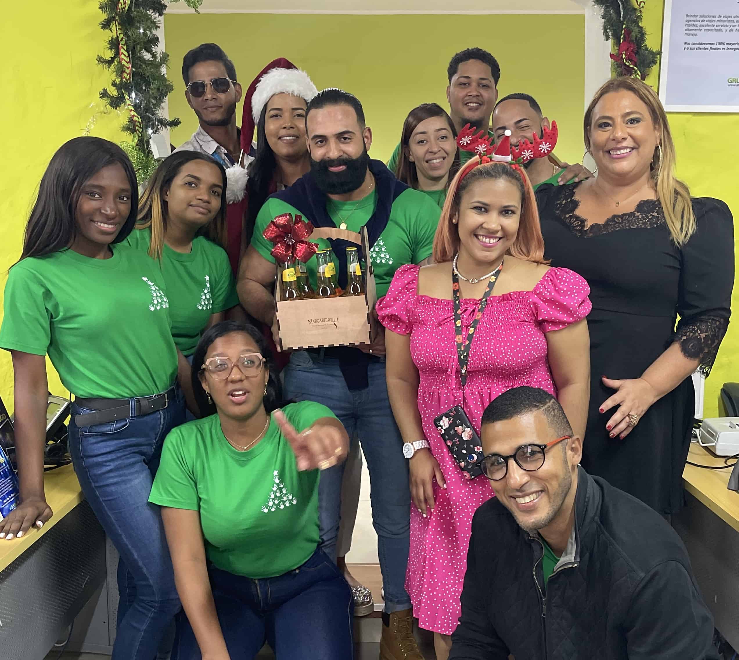 Carolina Camasta y Fernanda Gil junto al equipo de ATOM Dominicana.