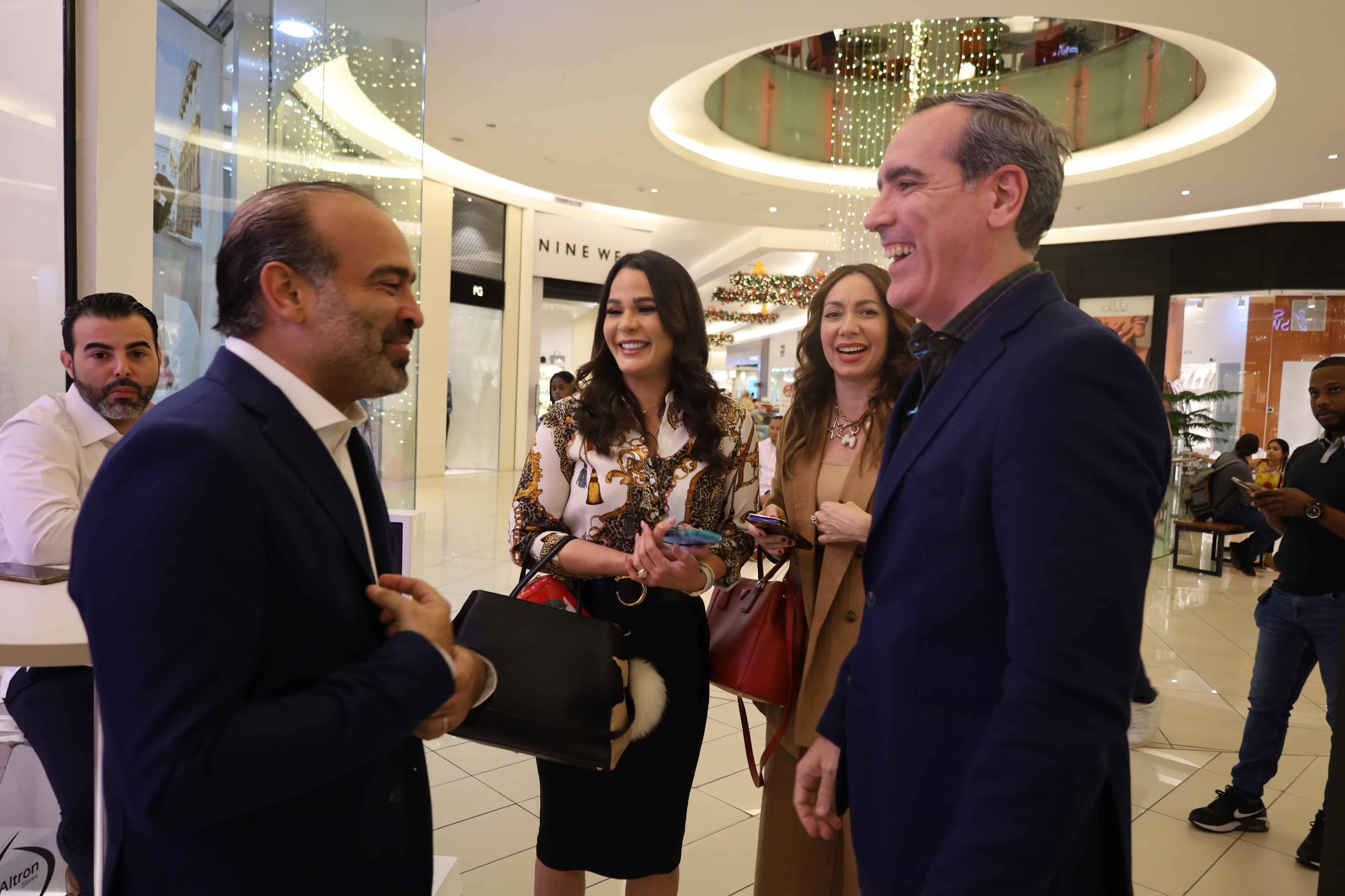 Miralba Ruiz y su esposo junto&nbsp;a Luz García y los ejecutivos de la marca.