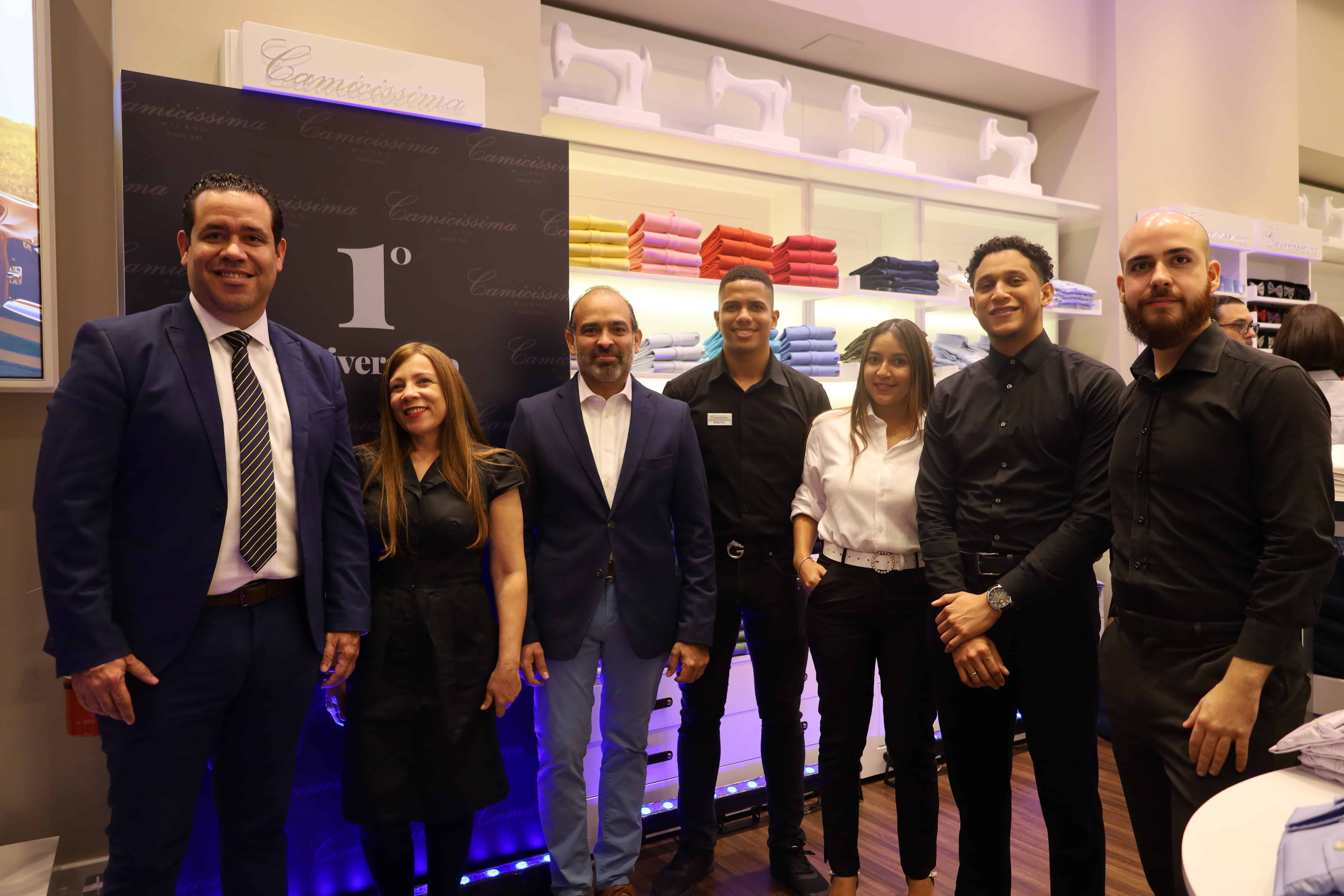 Edwin Pereyra, Wendy Pons, Eudy Collado, Solanyi Puntiel y el equipo de Camicissima.