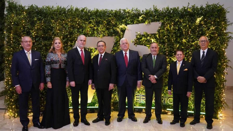 Valdez Albizu y su esposa ofrecieron una cena de gala en honor de los miembros de la Junta Monetaria