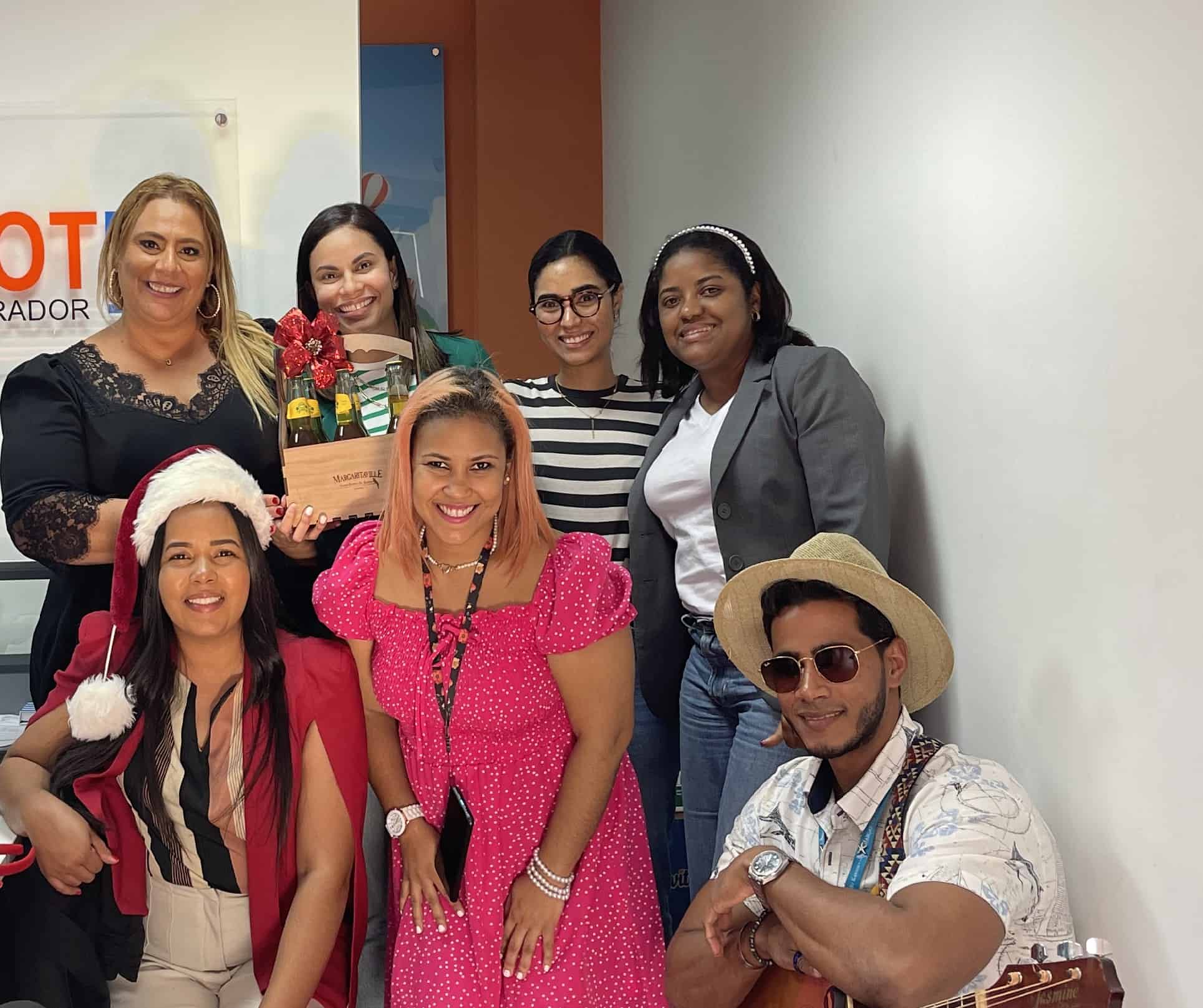 El equipo de ventas de Operahotel junto al equipo de ventas de Karisma Hotels & Resorts.