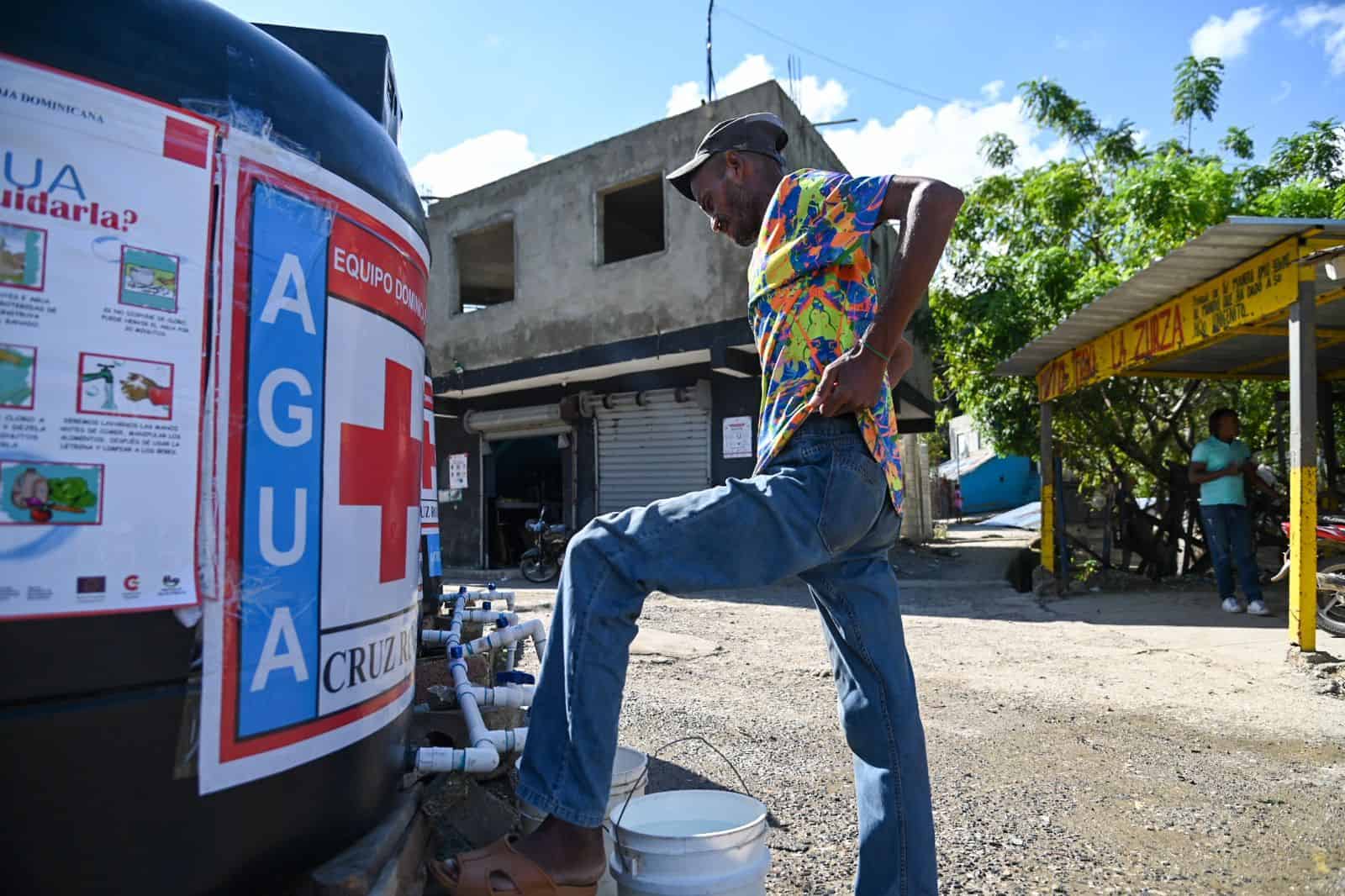 Un hombre se abastece de agua potable en el sector La Zurza.