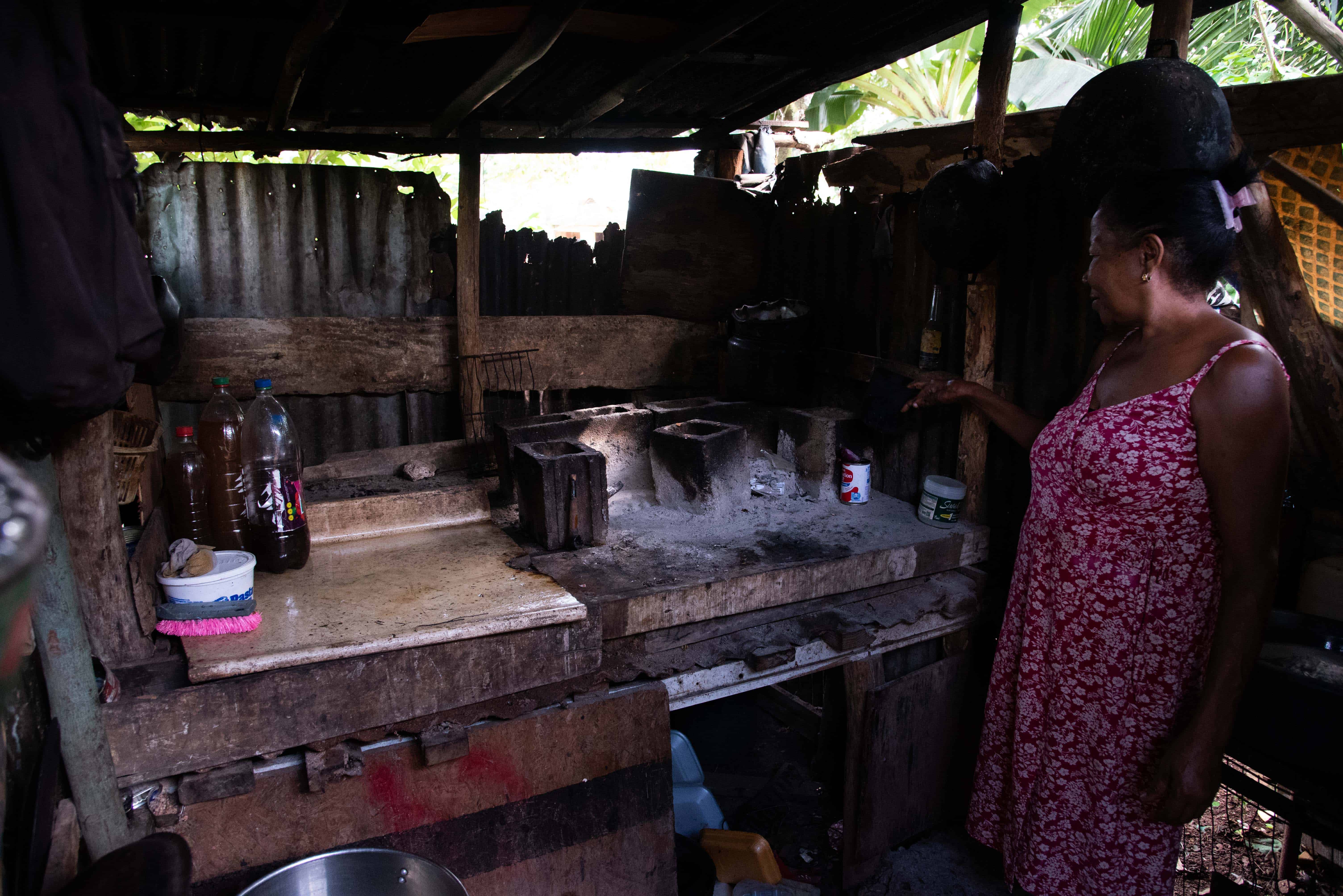 Cuando no tienen para el gas, cocinan con leña.