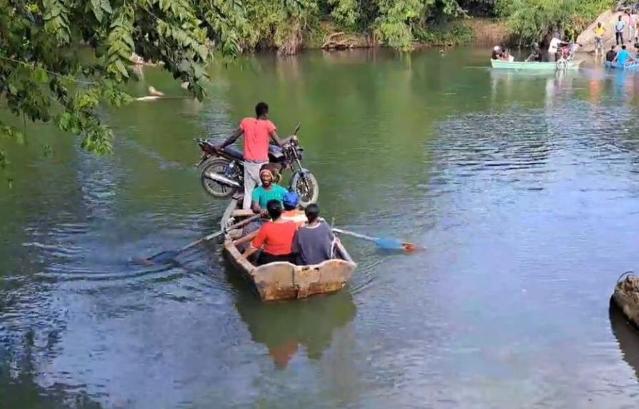 Ciudadanos se transportan en yola tras colapso de puente en SPM