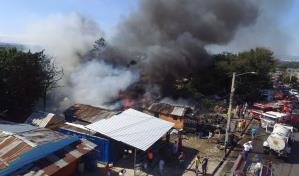 Fuego afecta varias casuchas y un depósito de gomas en sector de Santiago