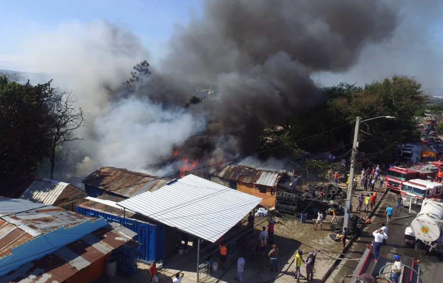 Fuego afecta varias casuchas y un depósito de gomas en sector de Santiago