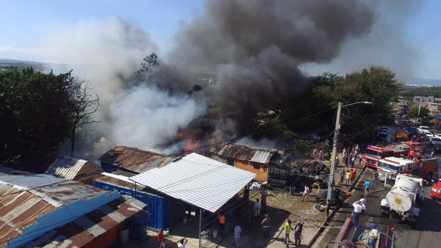 Fuego afecta varias casuchas y un depósito de gomas en sector de Santiago