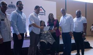 Entregan 100 bonos Saldo Mi Hogar en Invivienda Santo Domingo