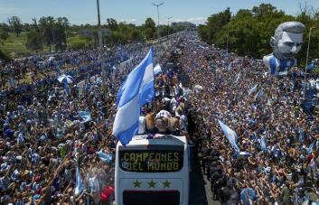 Marea humana recibe a Messi y los campeones del mundo en Argentina