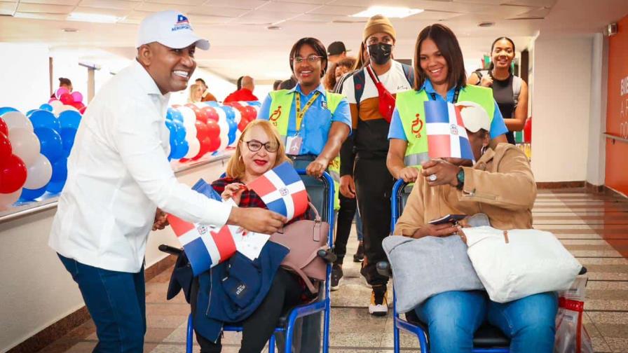 Dominicanos ausentes son recibidos a ritmo de güira y tambora en el AILA Dominicanos ausentes son recibidos a ritmo de güira y tambora en el AILA