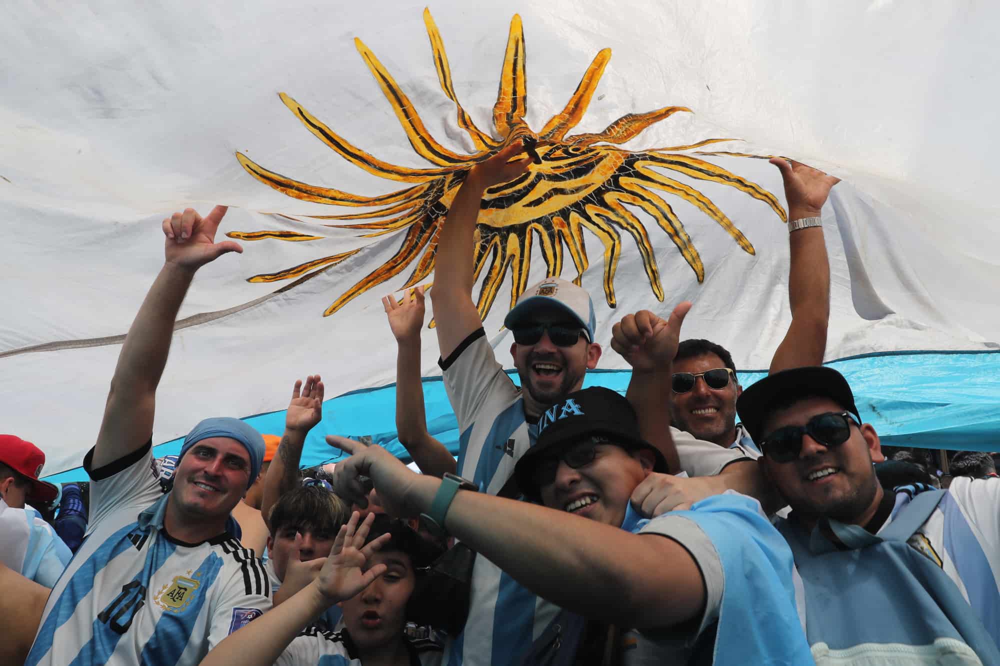 Hinchas de Argentina celebran hoy, la victoria de la selección argentina en el Mundial de Qatar 202, en los alrededores del Obelisco en Buenos Aires (Argentina). Argentina se proclamó campeona del mundo tras ganar en la tanda de penaltis (4-2) a Francia, después del empate 3-3 en los 120 minutos de juego.