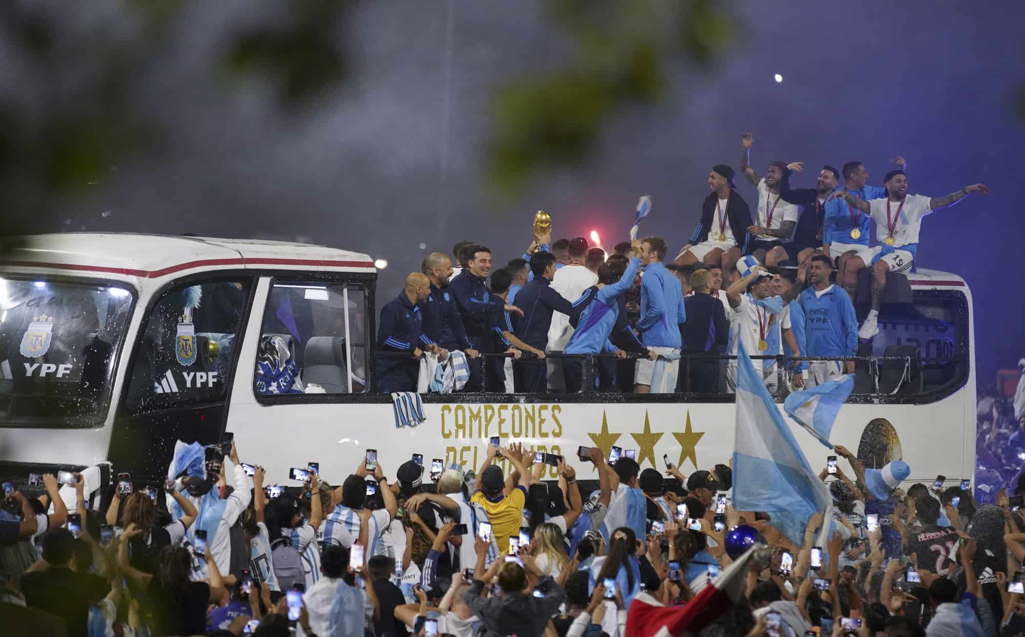 Los jugadores de la selección argentina de fútbol que ganó la Copa del Mundo llegan al campo de entrenamiento donde pasarón la noche después de aterrizar en el aeropuerto de Ezeiza, en las afueras de Buenos Aires, Argentina, el martes 2 de diciembre de 2019. 20 de febrero de 2022.