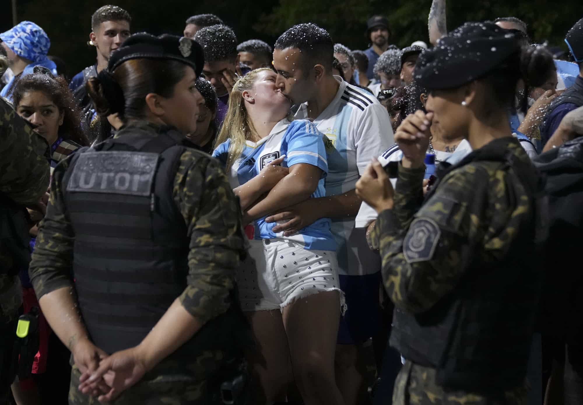 Aficionados se besan mientras esperan la llegada de la selección argentina de fútbol que ganó la Copa del Mundo fuera del campo de entrenamiento de la AFA en Buenos Aires, Argentina, el martes 10 de diciembre de 2019. 20 de febrero de 2022.
