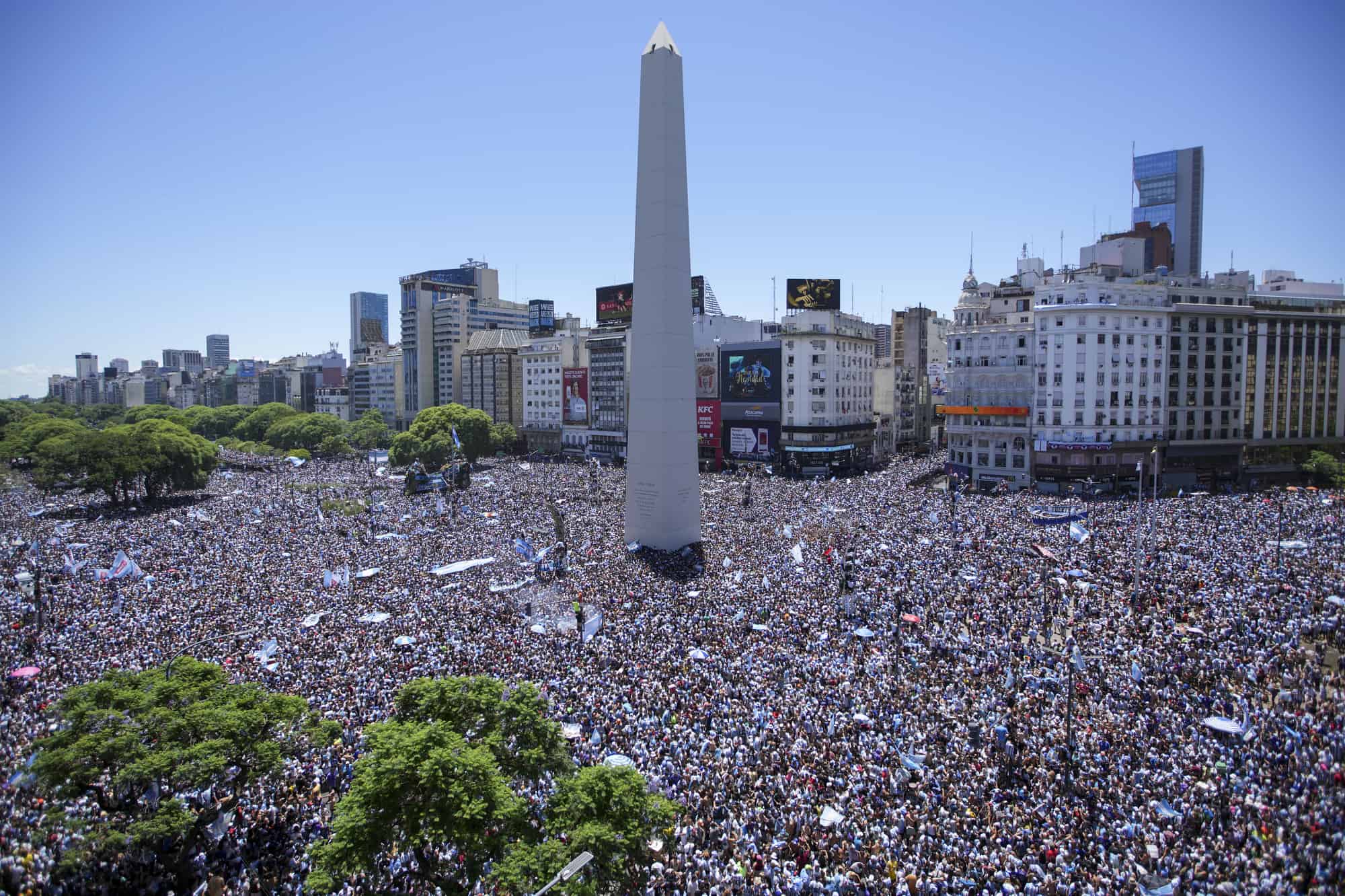 Los fanáticos del fútbol argentino descienden sobre el monumento del Obelisco para un desfile de bienvenida para el equipo de fútbol argentino que ganó el torneo de la Copa del Mundo en Buenos Aires, Argentina, el martes 2 de diciembre de 2019. 20 de febrero de 2022.