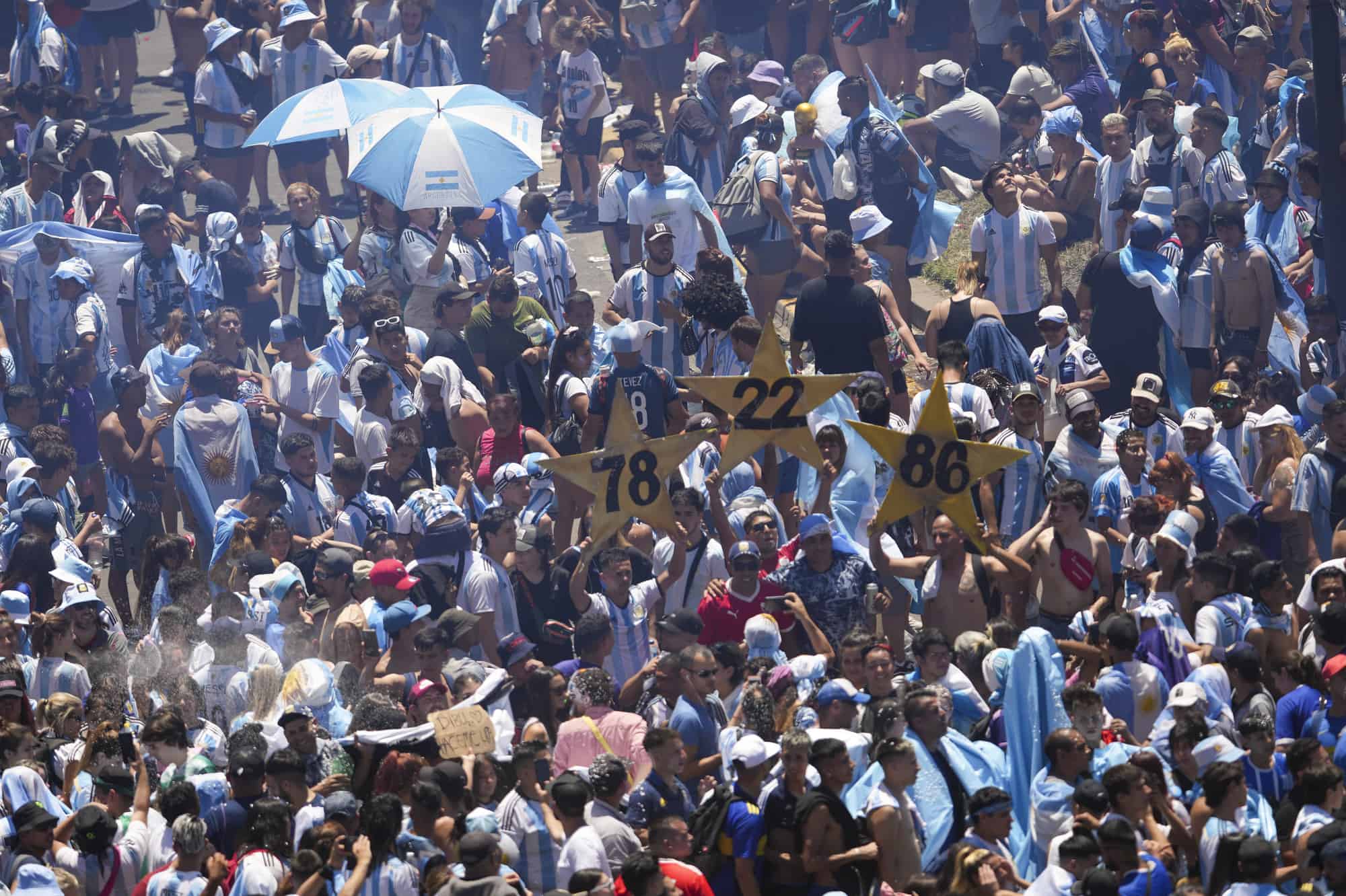 Aficionados al fútbol argentino con carteles con los años en que su equipo ganó los torneos anteriores de la Copa del Mundo se reúnen en el monumento del Obelisco para un desfile de bienvenida después de que el equipo ganó otro título de la Copa del Mundo en Buenos Aires, Argentina, el martes 1 de diciembre de 2019. 20 de febrero de 2022.