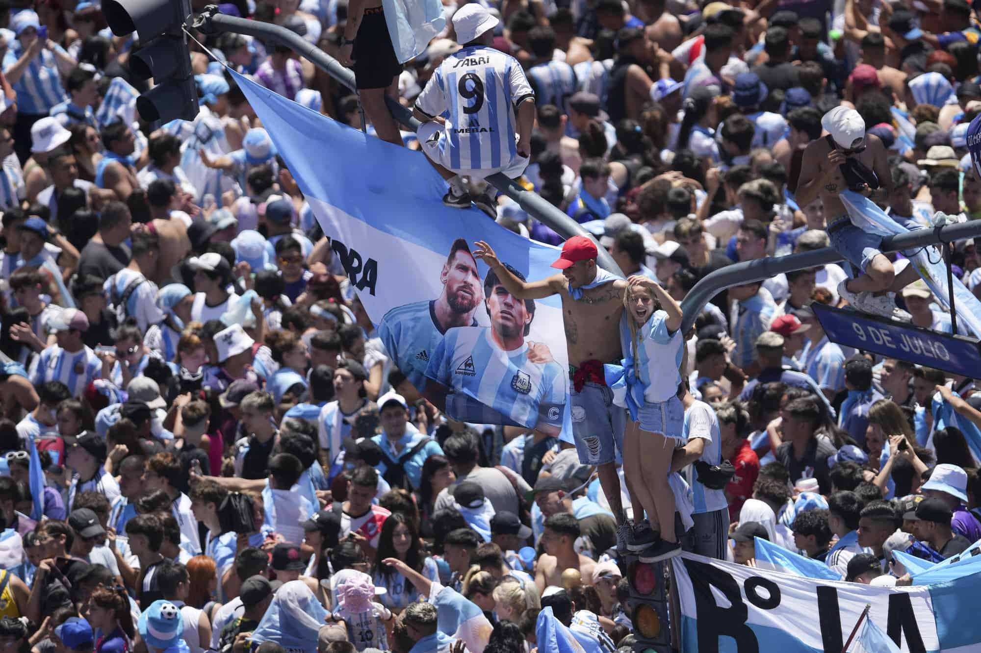 Los fanáticos del fútbol argentino descienden sobre el monumento del Obelisco para un desfile de bienvenida para el equipo que ganó el torneo de la Copa del Mundo en Buenos Aires, Argentina, el martes 1 de diciembre de 2019. 20 de febrero de 2022.