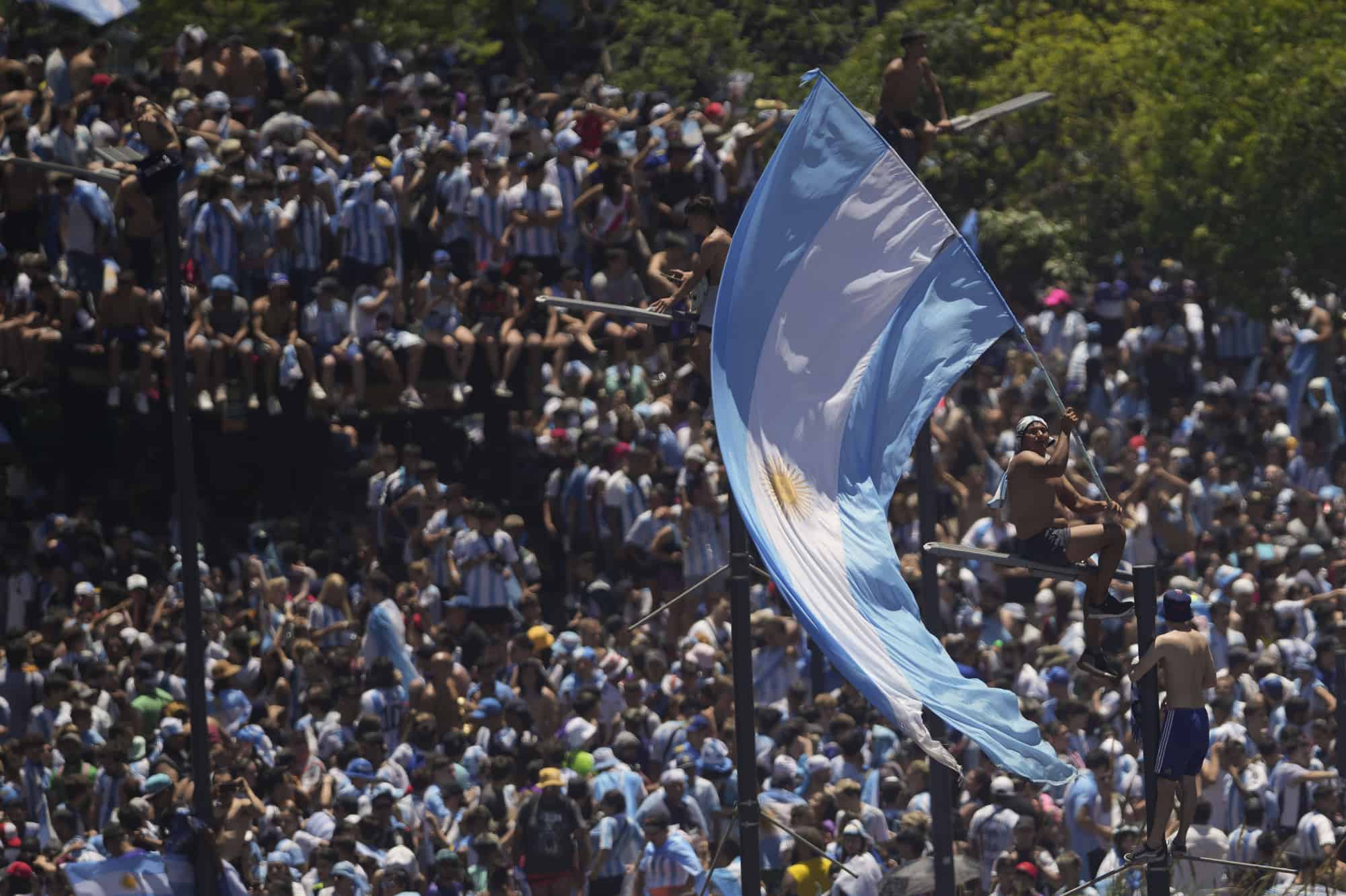 Un aficionado al fútbol argentino ondea la bandera nacional en el monumento del Obelisco durante un desfile de bienvenida para el equipo que ganó la Copa del Mundo en Buenos Aires, Argentina, el martes 2 de diciembre de 2019. 20 de febrero de 2022.