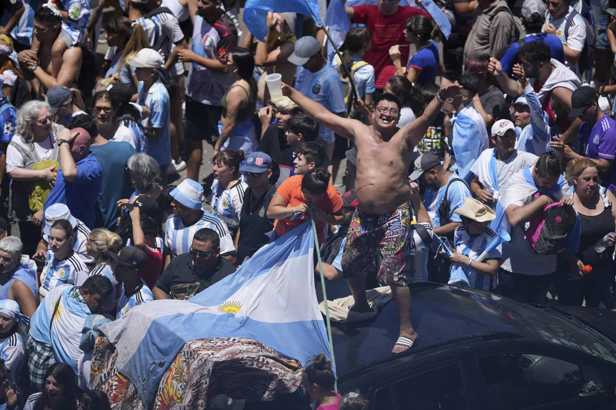 Los fanáticos del fútbol dan la bienvenida a casa a la selección argentina de fútbol después de que ganó el torneo de la Copa Mundial en Buenos Aires, Argentina, el martes 2 de diciembre de 2019. 20 de febrero de 2022.