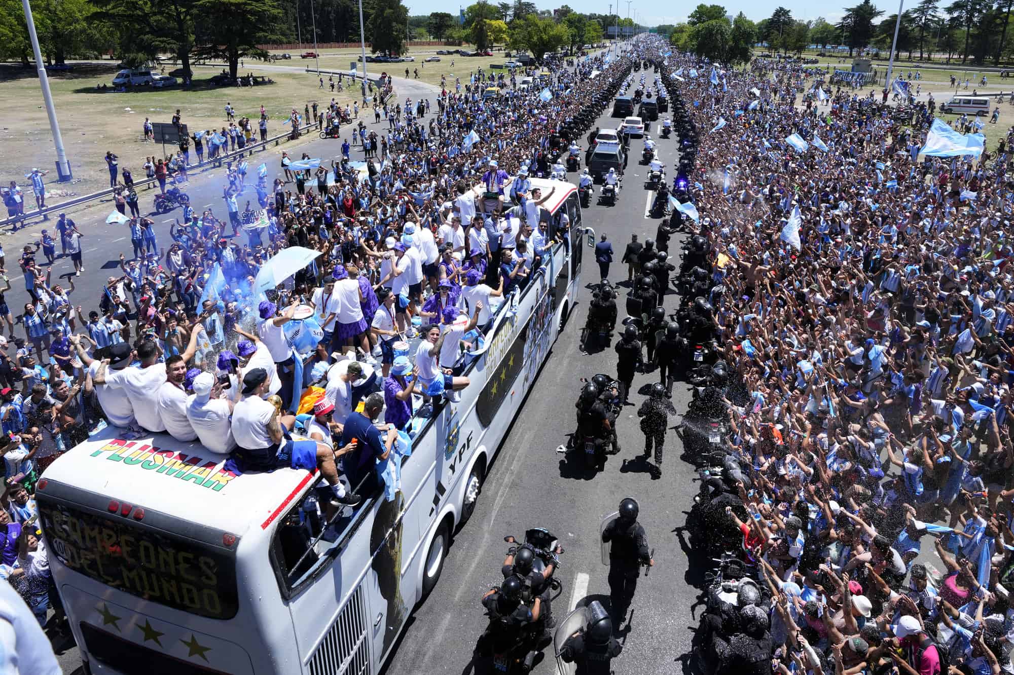 En fotos: Argentinos desbordan calles de Buenos Aires para ver a sus héroes