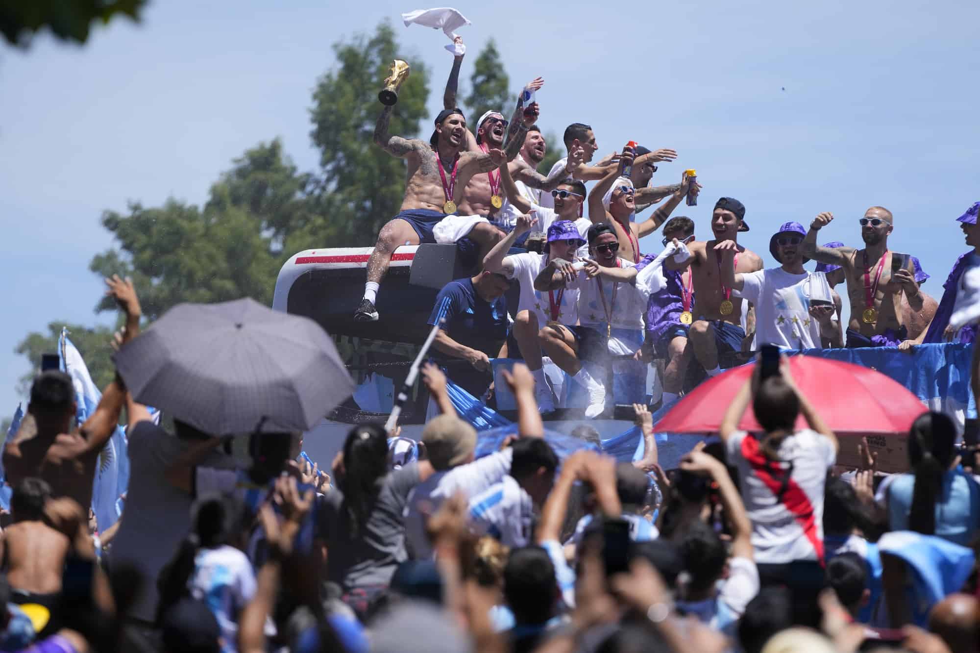 El argentino Leandro Paredes muestra el trofeo de la Copa del Mundo durante un desfile de bienvenida en Buenos Aires, Argentina, el martes 2 de diciembre de 2019. 20 de febrero de 2022.