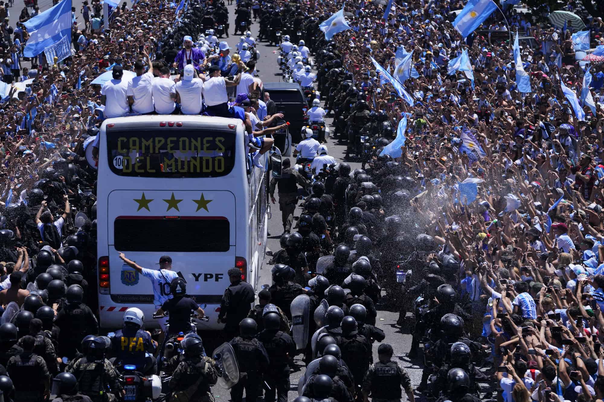 La selección argentina de fútbol muestra su trofeo de la Copa del Mundo desde un autobús cuando son recibidos en Buenos Aires, Argentina, el martes 2 de diciembre de 2019. 20 de febrero de 2022. En la ventana del autobús se lee en español World Champions.