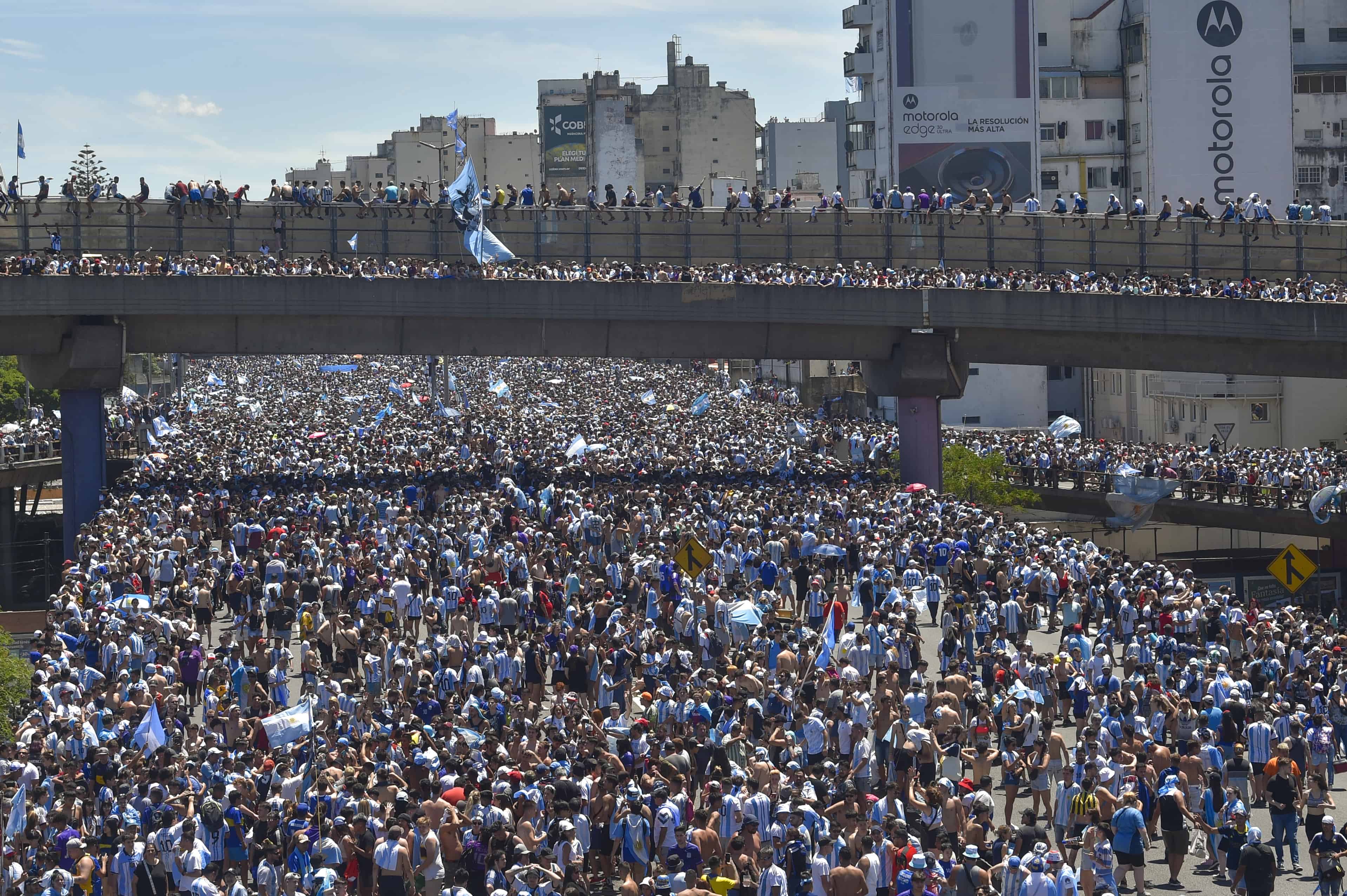 Aficionados al fútbol argentino llenan una carretera para el desfile de bienvenida de los jugadores que ganaron el título de la Copa del Mundo, en Buenos Aires, Argentina, el martes 20 de diciembre de 2022.