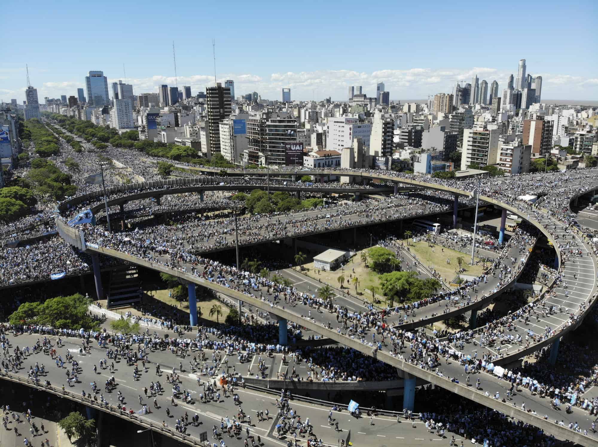 Una muchedumbre ocupa las autopistas a la espera del paso de la selección de Argentina, flamante campeona mundial, el martes 20 de diciembre de 2022, en Buenos Aires