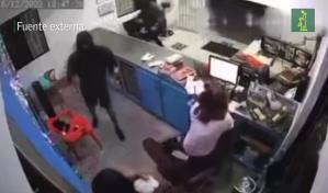 Video | Hombres armados y encapuchados irrumpen en lavander&iacute;a en Bonao