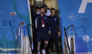 VIDEO | La selecci&oacute;n argentina de f&uacute;tbol, lleg&oacute; con la copa del Mundial a Buenos Aires