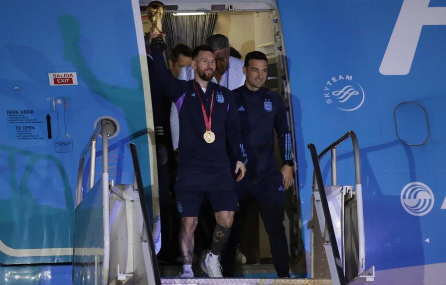 VIDEO | La selección argentina de fútbol, llegó con la copa del Mundial a Buenos Aires