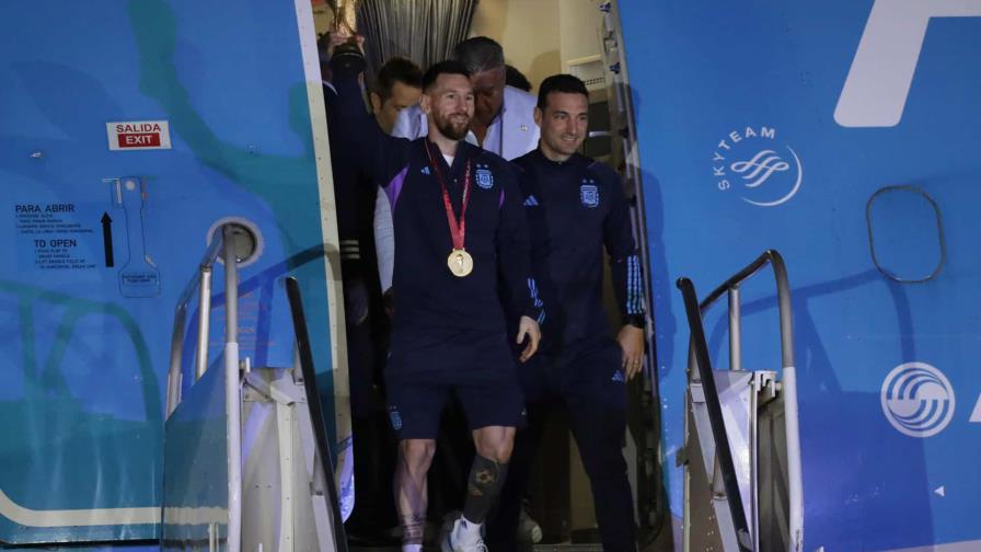 VIDEO | La selección argentina de fútbol, llegó con la copa del Mundial a Buenos Aires