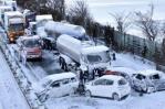 Fuertes nevadas dejan kilómetros de coches atrapados en noroeste de Japón
