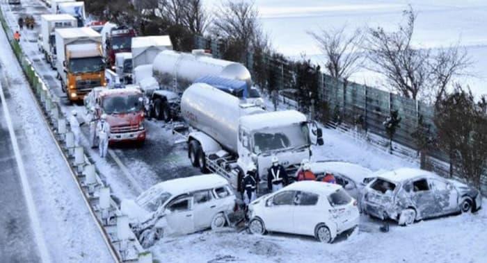 Fuertes nevadas dejan kilómetros de coches atrapados en noroeste de Japón