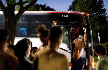 Envían buses con decenas de migrantes desde El Paso a Nueva York y Chicago