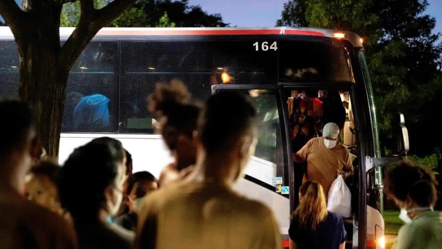 Envían buses con decenas de migrantes desde El Paso a Nueva York y Chicago