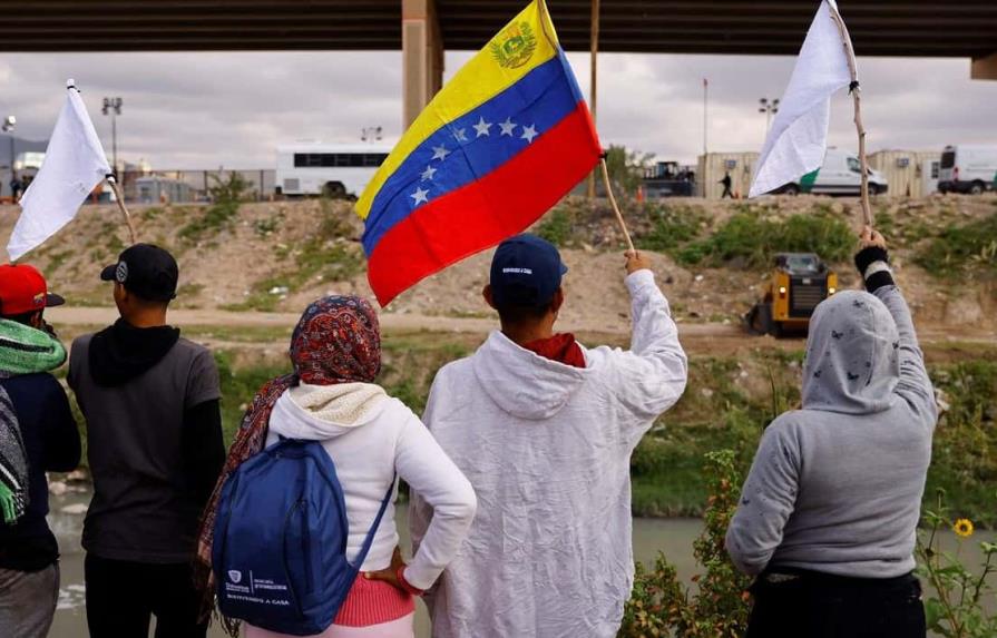 ¡Somos seres humanos!: venezolanos rompen en llanto a los pies de la frontera de EEUU