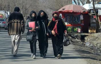 Los talibanes ordenan el veto de mujeres en las universidades del país