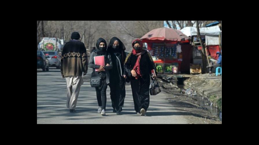 Los talibanes ordenan el veto de mujeres en las universidades del país