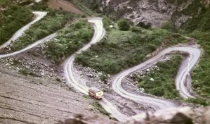 Al menos 8 muertos y 16 heridos tras la caída de un autobús a un barranco en Perú
