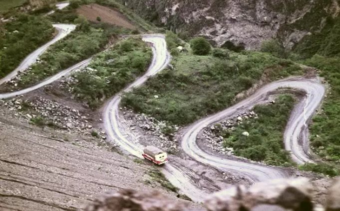 Al menos 8 muertos y 16 heridos tras la caída de un autobús a un barranco en Perú