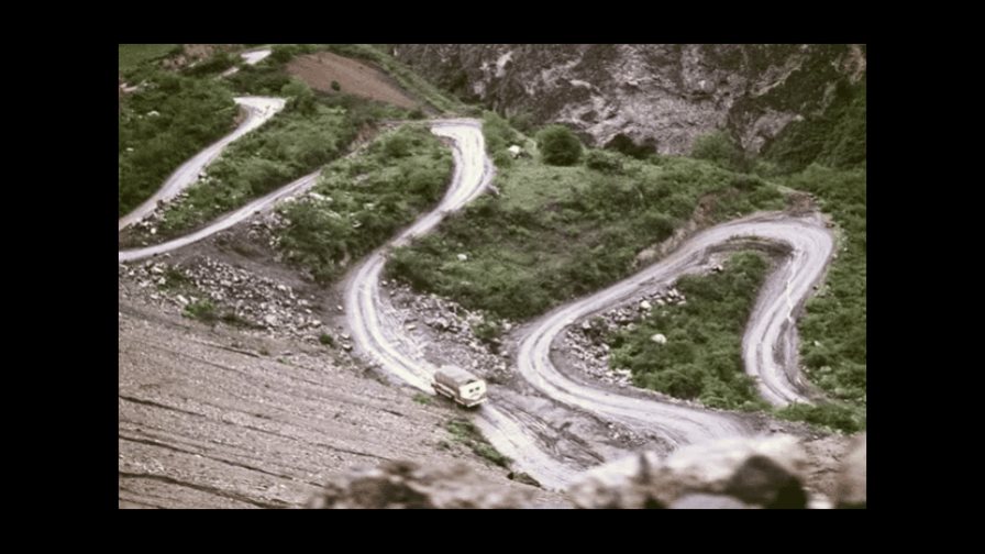 Al menos 8 muertos y 16 heridos tras la caída de un autobús a un barranco en Perú