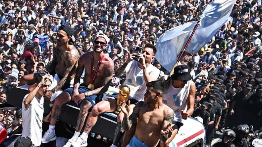 Video | Jugadores argentinos tienen que ser sacados en helicóptero debido a la multitud