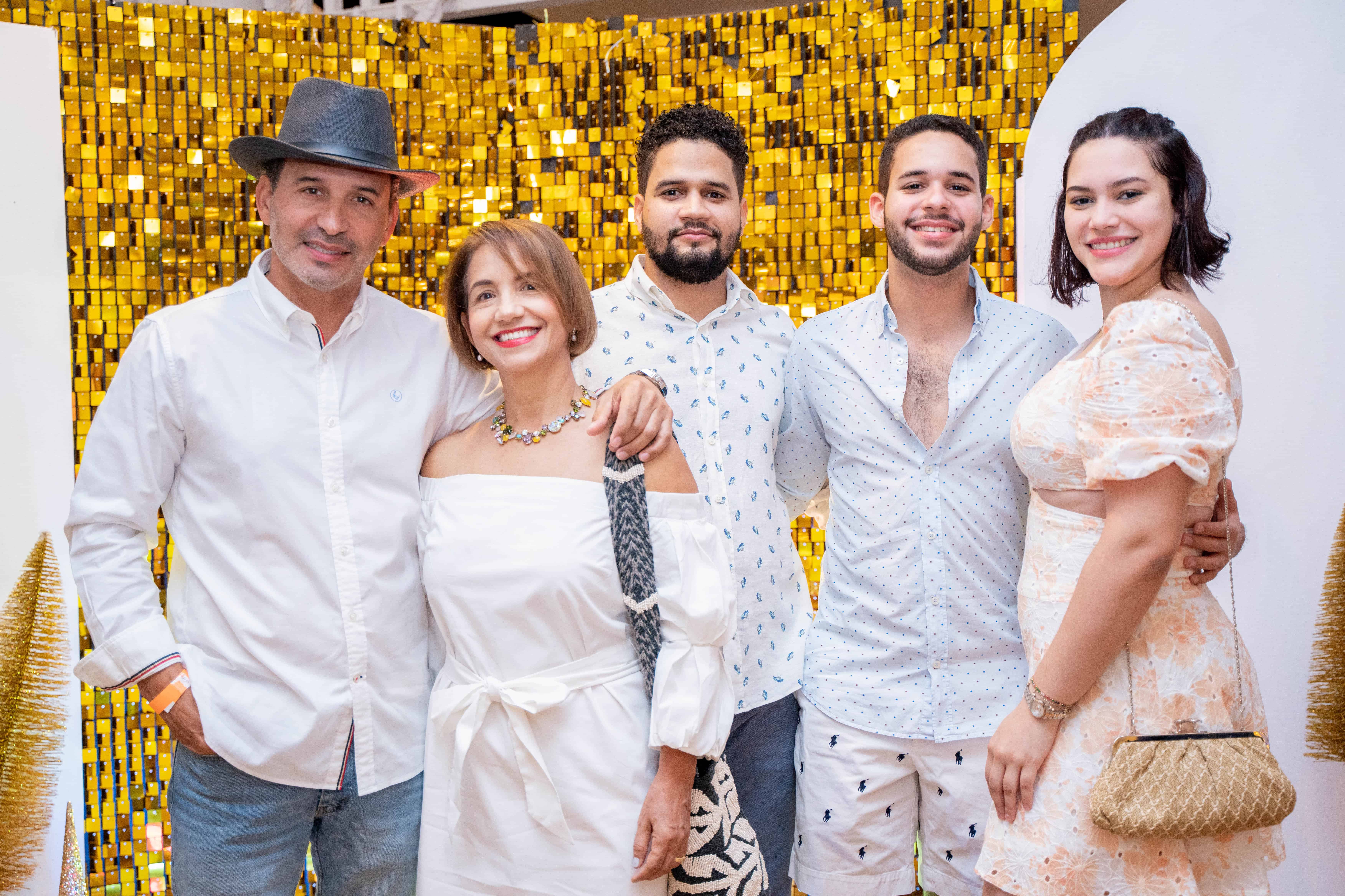 Kelvin Santiago, Gladys Santiago, Javier Santiago, Octavio Santiago y Amelia Sasso.