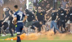 Presentan más cargos tras invasión en partido de Australia