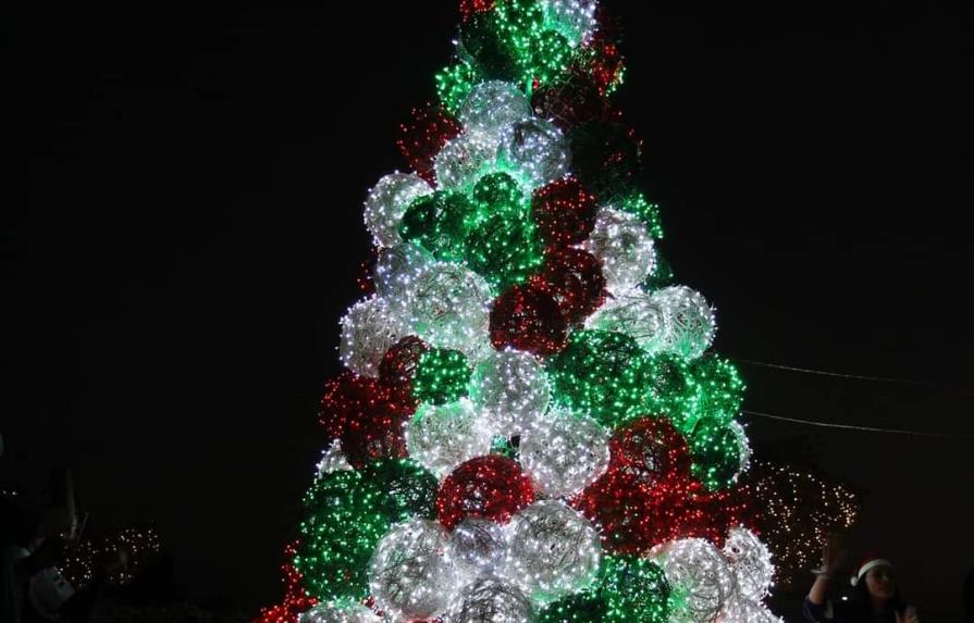Distrito turístico Verón Punta Cana enciende el árbol de la Navidad